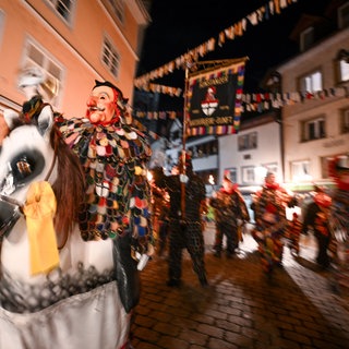 Narren der Konstanzer Narrenzunft Blätzlebuebe laufen am schmutzigen Donnerstag durch die Innenstadt und wecken die Konstanzer Bevölkerung mit Musik, Glocken und Rätschen. Damit läuten sie die Fastnachtsfeierlichkeiten in Baden-Württemberg mit ein.