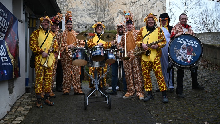 Die Musiker einer Narrenzunft in Hettingen (Kreis Sigmaringen).