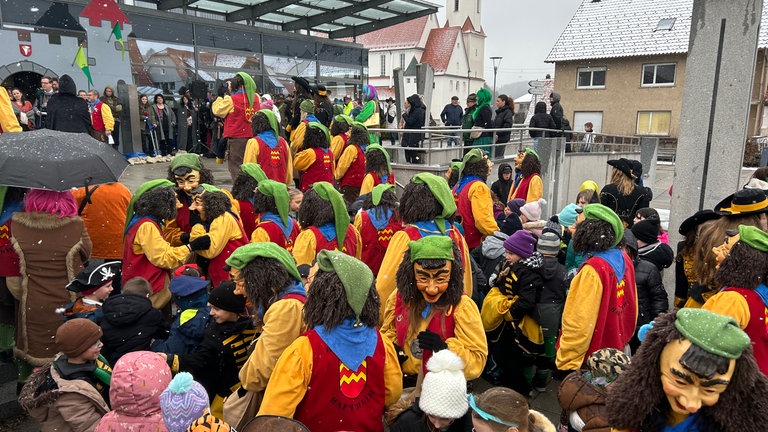 Die Narren stehen in Meßstetten (Zollernalbkreis) für den Rathaussturm bereit.