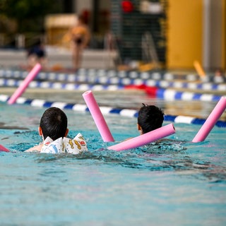Schülerinnen und Schüler nehmen an einem Schwimm-Intensivkurs teil. Nach dem Urteil gegen zwei Lehrerinnen aus Konstanz sind viele Schwimmlehrkräfte verunsichert.
