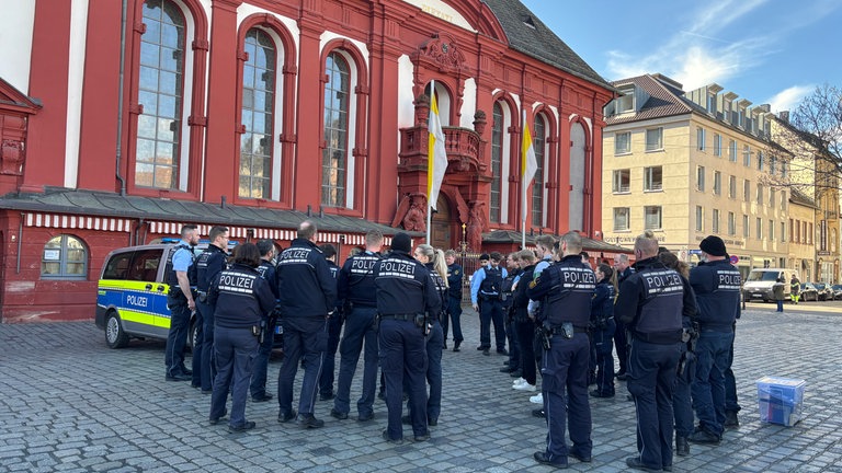 Eine Gruppe Polizisten in der Mannheimer Innenstadt.