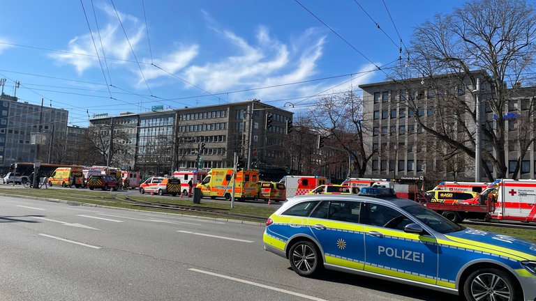 Rettungskräfte bei einem Einsatz in der Mannheimer Innenstadt.
