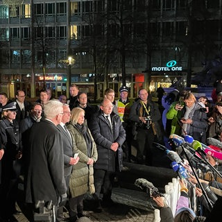 Nach der Autoattacke in Mannheim äußern sich Innenministerin Nancy Faeser (SPD), BW-Ministerpräsident Winfried Kretschmann (Grüne), BW-Innenminister Thomas Strobl (CDU) und Mannheims OB Christian Specht (CDU) auf der Pressekonferenz.