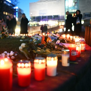 Kerzen und Blumen wurden am Mannheimer Paradeplatz nieder gelegt. Am Vortag war ein Autofahrer in der nahe gelegenen Fußgängerzohne in eine Menschenmenge gefahren. Zwei Menschen starben, weitere wurden verletzt.