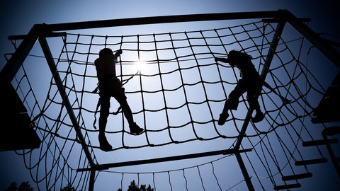 Kinder klettern in einem Netz. (Symbolbild)