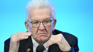 Winfried Kretschmann (Bündnis 90Die Grünen), Ministerpräsident von Baden-Württemberg, antwortet im Landtag bei einer Pressekonferenz auf Fragen von Journalisten. 