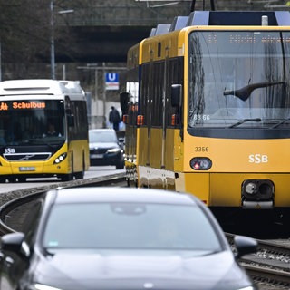 Ein Bus, eine Stadtbahn und Autos fahren in Stuttgart. Beim Mobilitätsgesetz geht es auch um die Finanzierung des Nahverkehrs.