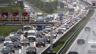 Symbolbild: Autos und Lastkraftwagen stauen sich bei Regen auf der Autobahn A8 nahe des Stuttgarter Flughafens. 
