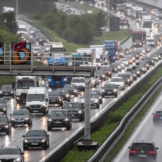 Symbolbild: Autos und Lastkraftwagen stauen sich bei Regen auf der Autobahn A8 nahe des Stuttgarter Flughafens. 