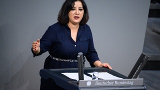 Gökay Akbulut (Linke) spricht bei einer Debatte im Deutschen Bundestag. 