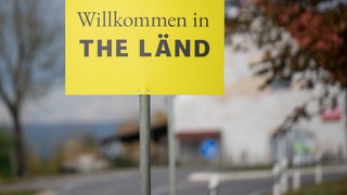 Ein Schild mit der Aufschrift "Willkommen in the Länd" soll Einreisende begrüßen.