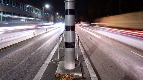 Eine Radarfalle steht an einer Straße in Stuttgart. 