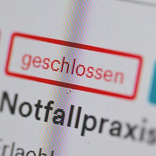 Auf einer Internetseite für Arztpraxen im ärztlichen Bereitschaftsdienst ist ein Hinweis auf eine Notfallpraxis dargestellt. (Archivbild)