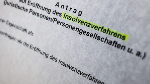 Das Wort "Insolvenzverfahren" auf einem Papier. In BW gibt es immer mehr Insolvenzen.