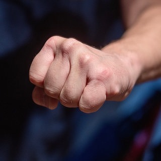 Ein Mann ballt seine Faust.