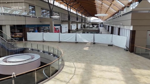 Lost Place Blautalcenter: Das leere Blautalcenter: Noch gibt es vier Geschäfte in dem Ulmer Einkaufszentrum, Kundinnen und Kunden kommen noch. Bald soll es ein Wohnquartier sein.