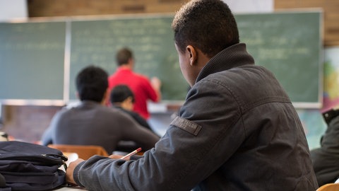 Symbolbild | Jugendliche Asylbewerber nehmen an einer Berufsschule am Unterricht teil.