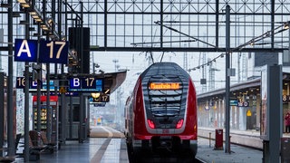 Ein Zug in Richtung Mannheim verlässt den Bahnhof.