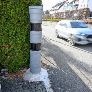 Eine täuschend echt aussehenden Blitzer-Attrappe steht am Ortsausgang von Frittlingen (Landkreis Tuttlingen).
