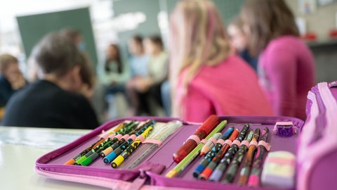 Ein Mäppchen liegt während des Unterrichts einer zweiten Klasse einer Grundschule auf einem Tisch.