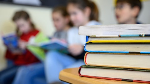 Den ganzen Tag lesen lernen, Hausaufgaben machen, spielen und toben - das will der Gesetzgeber Grundschulkindern ab 2026 ermöglichen