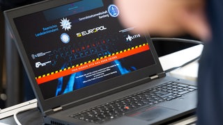 Eine symbolische Darstellung der Darknet-Plattform "Kidflix" ist im bayerischen Landeskriminalamt während einer Pressekonferenz auf einem Laptop zu sehen
