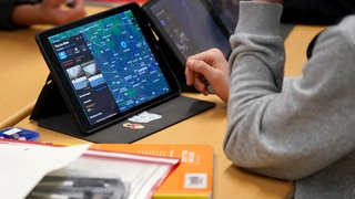 Schüler arbeiten an einem Tablet während des digitalen Englisch-Unterrichts in der Klasse 6