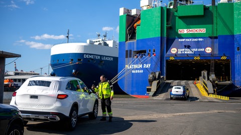 Autos werden im Hafen am BLG Autoterminal Bremerhaven auf Schiffe verladen. Die Einführung neuer Zölle durch US-Präsident Trump verteuert die Autos europäischer Hersteller in den USA. Experten warnen vor erheblichen Auswirkungen, vor allem für die deutschen Hersteller.