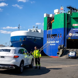 Autos werden im Hafen am BLG Autoterminal Bremerhaven auf Schiffe verladen. Die Einführung neuer Zölle durch US-Präsident Trump verteuert die Autos europäischer Hersteller in den USA. Experten warnen vor erheblichen Auswirkungen, vor allem für die deutschen Hersteller.
