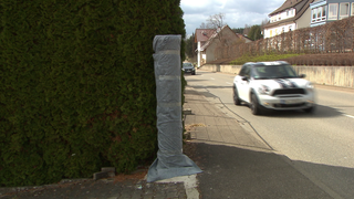 Eine täuschend echt aussehenden Blitzer-Attrappe auf einem Privatgrundstück wurde auf Anordnung der Polizei nun verhüllt.