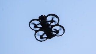 Drohne mit Kamera in der Luft