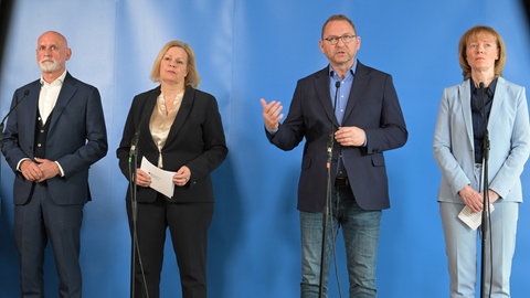 Vertreterinnen und Vertreter der Tarifparteien geben ein Statement.