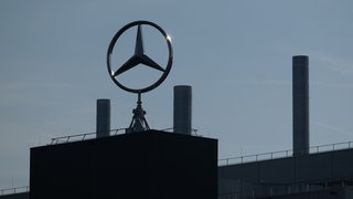 Der Mercedes-Stern auf einem Werk des Autoherstellers.
