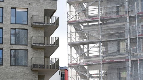 Häuser für Wohnungen werden gebaut.