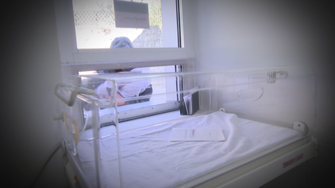 Ein Kind wird in die Babyklappe des Weraheims in Stuttgart gelegt (Szene nachgestellt, Symbolbild)