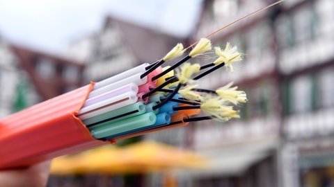 Ein Glasfaserkabel, dass in Bretten verlegt wird. 