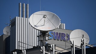 Das Logo des Südwestrundfunks (SWR) ist am Funkhaus zu sehen.