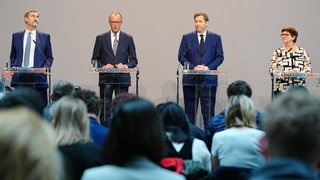Markus Söder (l-r), Ministerpräsident von Bayern und CSU-Vorsitzender, Friedrich Merz, Unions-Kanzlerkandidat und CDU-Bundesvorsitzender, Lars Klingbeil, SPD-Fraktions- und Bundesvorsitzender, und Saskia Esken, SPD-Bundesvorsitzende, geben eine Pressekonferenz zur Vorstellung des Koalitionsvertrages.