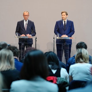 Markus Söder (l-r), Ministerpräsident von Bayern und CSU-Vorsitzender, Friedrich Merz, Unions-Kanzlerkandidat und CDU-Bundesvorsitzender, Lars Klingbeil, SPD-Fraktions- und Bundesvorsitzender, und Saskia Esken, SPD-Bundesvorsitzende, geben eine Pressekonferenz zur Vorstellung des Koalitionsvertrages.