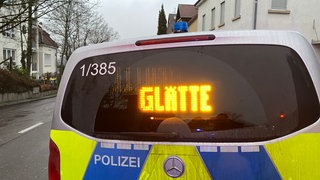Ein Polizeiauto warnt mit einer "Glätte"-Anzeige vor Glatteis auf den Straßen in Ludwigsburg.