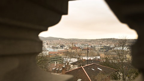Wolken die leicht gelb gefärbt sind bringen Saharastaub mit, fotografiert durch eine Mauer an einem Aussichtspunkt über der Stuttgarter Innenstadt. Gefährlich ist dieses Naturphänomen nicht - nur sollte man manche Sachen beachten.