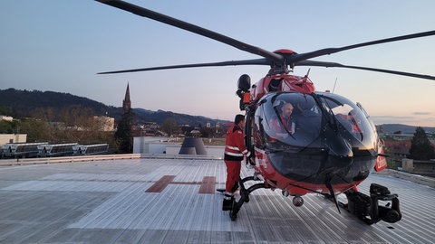 Patienten werden am Mittwochabend per Hubschrauber aus dem Josefskrankenhaus geflogen.