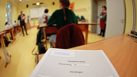 Schülerinnen und Schüler legen eine Abiturprüfung ab. (Symbolbild)