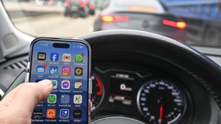 Ein neuer Handyblitzer soll in Rheinland-Pfalz Smartphone-Sünder in Autos aufspüren.