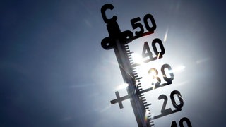 Ein der direkten Sonne ausgesetztes Termometer zeigt knapp 40 Grad an. (Symbolbild Klimawandel)