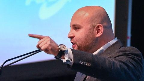 Markus Frohnmaier, der Co-Landesvorstand der AfD Baden-Württemberg, spricht beim Landesparteitag der AfD Baden-Württemberg in der Rheinhalle.