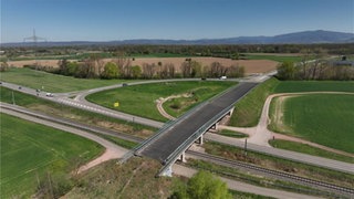 Eine Brücke in Gottenheim (Kreis Breisgau-Hochschwarzwald), zu der keine Straße führt.