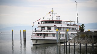 Das Passagierschiff "Karlsruhe" der Weißen Flotte fährt in den Hafen von Meersburg (Bodenseekreis) ein. 