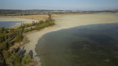 xtremes Niedrigwasser auf der Insel Reichenau im Bodensee April 2025 mit Blick auf die Alpen 