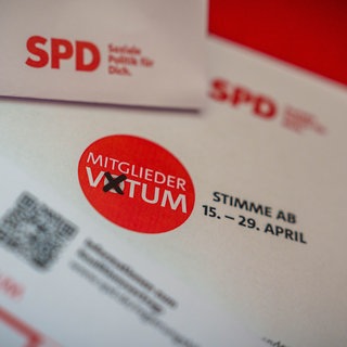 Ein Musterbrief in der SPD-Zentrale zeigt die Unterlagen, die SPD Mitgliedern zum Mitgliedervotum zum Koalitionsvertrag zugeschickt bekommen. 